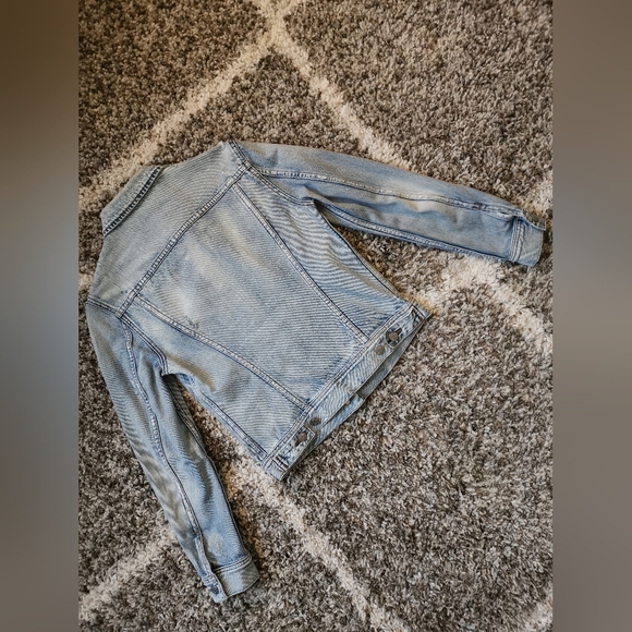 J.Crew Distressed Edgy Jean Jacket Size XS in Light Wash - Picture 4 of 6